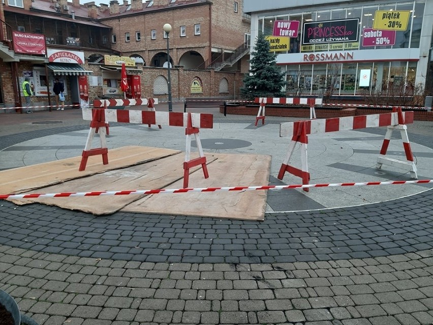 Fontanna w Ostrołęce uszkodzona. To już drugi raz w tym roku. 16.11.2021. Co tym razem się stało? 