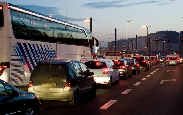 Nie wszyscy kierowcy cierpliwie czekają w korku. Niektórzy łamią przepisy i z lewego pasa jadą przez rondo prosto