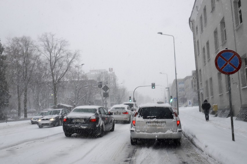 Śnieżyca na zdjęciach internautów. Atak zimy sparaliżował miasto i region [ZDJĘCIA]