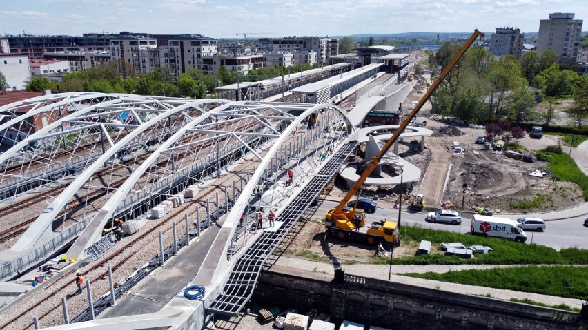 Kraków. Coraz bliżej ukończenia budowy mostu nad Wisłą i kładki Grzegórzki - Zabłocie. Otwarcie za miesiąc