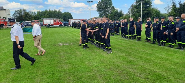 Drużyny strażackie z gminy Skaryszew rywalizowały w niedzielę 17 września na boisku w Chomentowie Puszcz.
