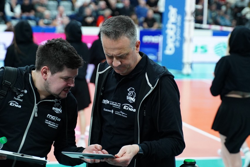 Jakub Głuszak (z lewej) został nowym trenerem siatkarek Moya...