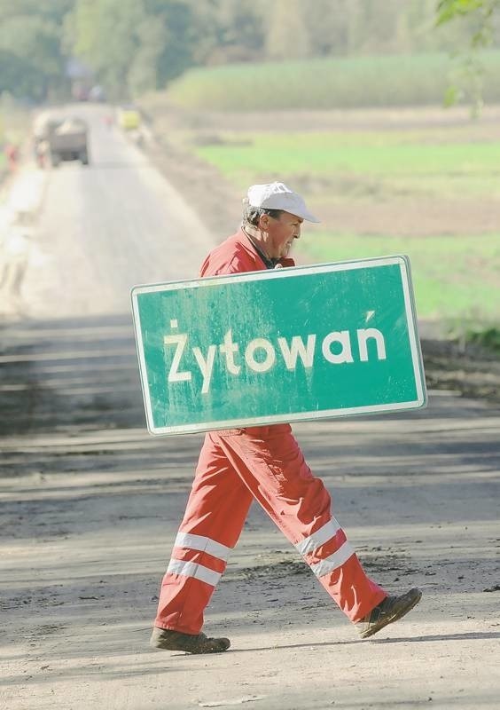 Marian Bieńkowski jest jednym z pracowników, którzy uwijają się przy drodze Żytowań - Coschen, właśnie przestawia znak z nazwą miejscowości