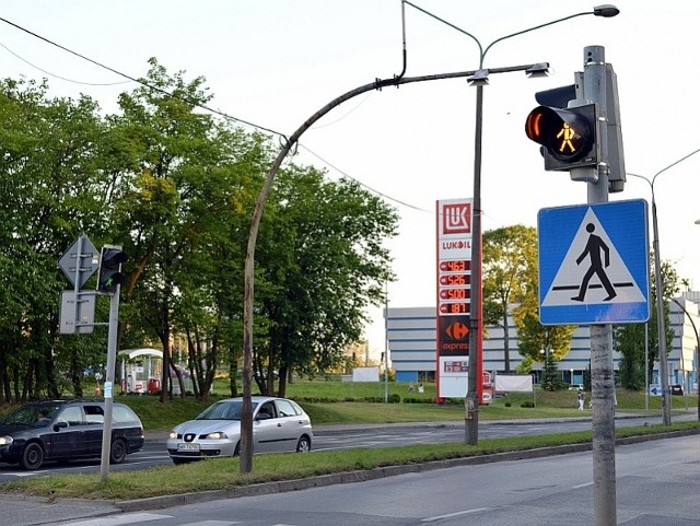 Dodatkowe sygnalizatory (jeden z nich widoczny z prawej strony) zostały ustawione po obu stronach skrzyżowania: od strony ulicy Poniatowskiego oraz od strony ulicy Beliny-Prażmowskiego.
