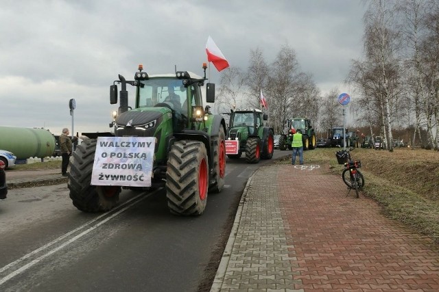 Tak wyglądał protest rolników przy autostradzie A1 na węźle Świerklany Zobacz kolejne zdjęcia/plansze. Przesuwaj zdjęcia w prawo naciśnij strzałkę lub przycisk NASTĘPNE