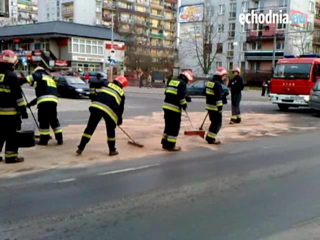 W czwartek przed godziną 17 na skrzyżowaniu ulic 25 Czerwca i Żeromskiego strażacy usuwali wielką plamę oleju.