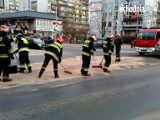 Strażacy walczyli z plamą oleju. Centrum Radomia stało w korkach (video)