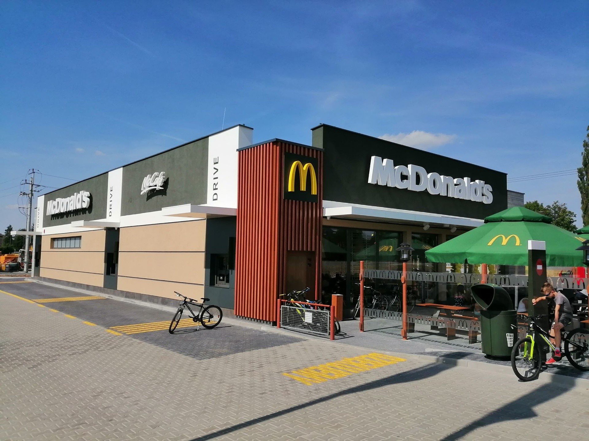 Pierwszy McDonald's w Ustroniu otwarty. Restauracja stanęła przy  dwupasmówce w kierunku miasta ZDJĘCIA | Dziennik Zachodni