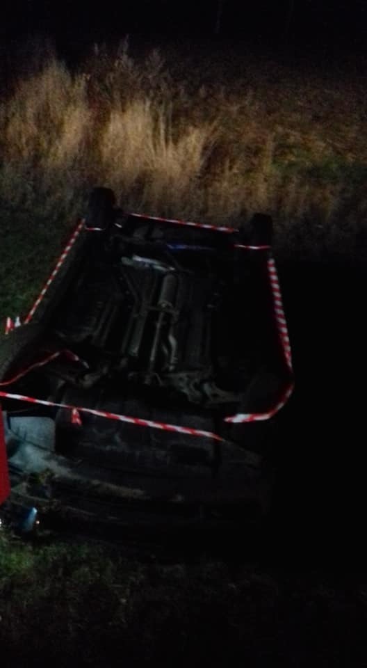 Wypadek na drodze Wrocław - Świdnica. Samochód dachował (ZDJĘCIA)