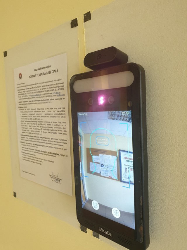 Urządzenie do pomiaru temperatury, który już działa w części administracyjnej szpitala w Nowym Targu. Jeśli ktoś ma podwyższoną temperaturę, nie zostanie wpuszczony do budynku