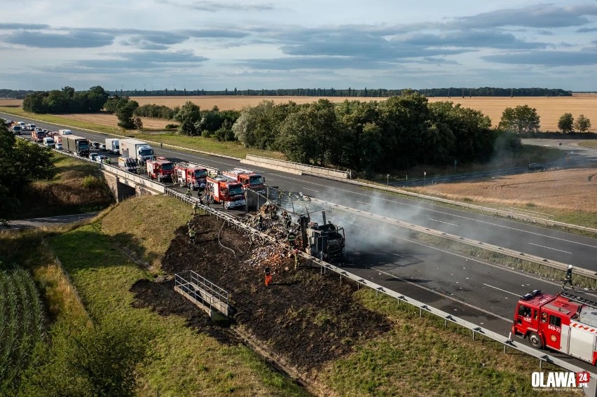Pożar ciężarówki na autostradzie A4, ogień przeniósł się na pole. Gęsty dym na drodze, trasa była zablokowana [FILM, ZDJĘCIA]