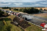 Pożar ciężarówki na autostradzie A4, ogień przeniósł się na pole. Utrudnienia potrwają do poniedziałku [FILM, ZDJĘCIA] 