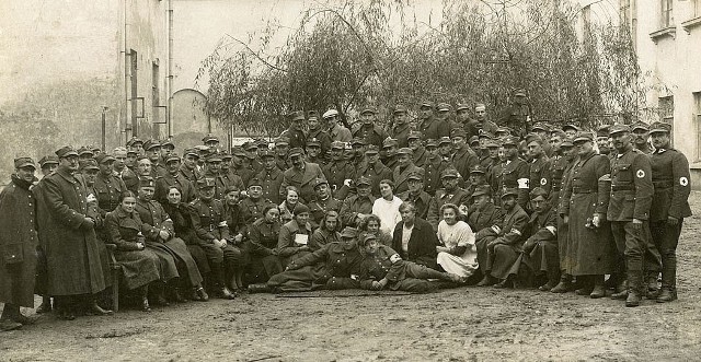 Wojenny szpital w Zamościu. W tle widać pałac. Zdjęcie wykonano w 1939 r. Fot. ze zbiorów APZ.