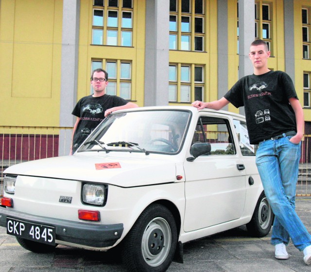 Maciej Czerwiński i Kacper Przybylski przy małym fiacie, który należał do dziadka Henryka