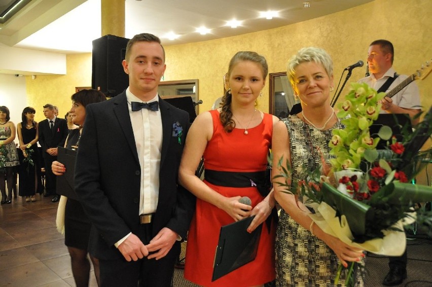 Dyrektor Jolanta Gregorczyk otrzymała kwiaty od Wiktorii...