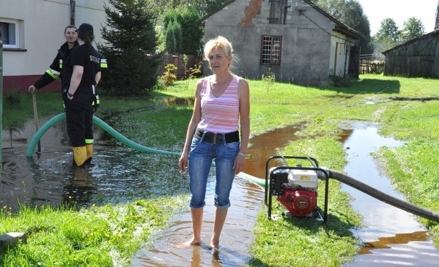 &#8211; Od tygodnia nie możemy uporać się z wodą na podwórku &#8211; mówi sołtys Gracucha Krystyna Milcarz. &#8211; Po poniedziałkowej ulewie musieliśmy o pomoc poprosić strażaków.