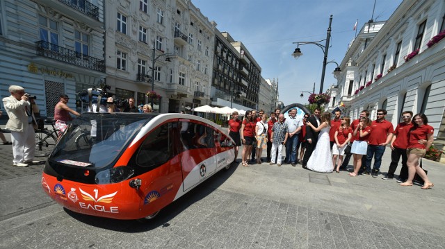 Bolid ekipy Lodz Solar Team, przed wyjazdem do Australii przejechał ulicami Łodzi