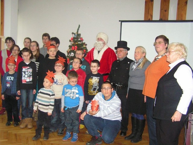 Na spotkanie z Mikołajem i pomocnikiem kominiarzem do Miejskiej Biblioteki Publicznej w Tarnobrzegu przyszło 14 dzieci z wadą wzroku, w wieku od 4 do 15 lat.