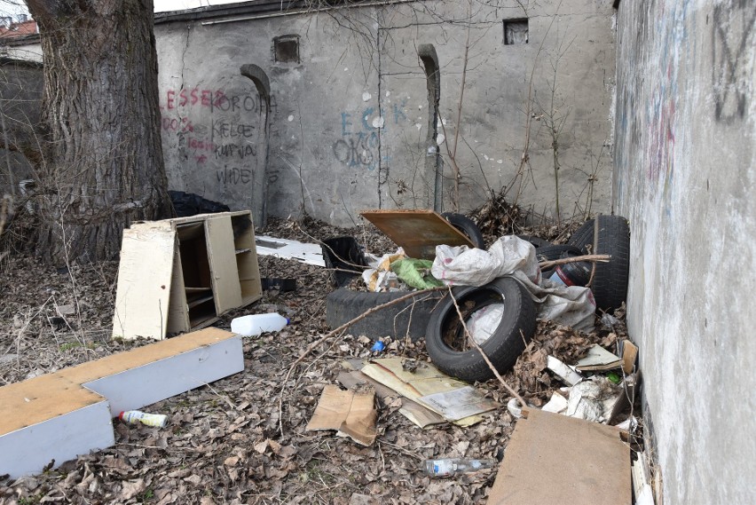 Śmieci w Opolu. Rejon ulicy 1 Maja i kamionki Piast