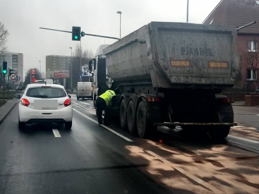 Awaria samochodu ciężarowego na ul. Mieszka I w Szczecinie. Robią się korki!