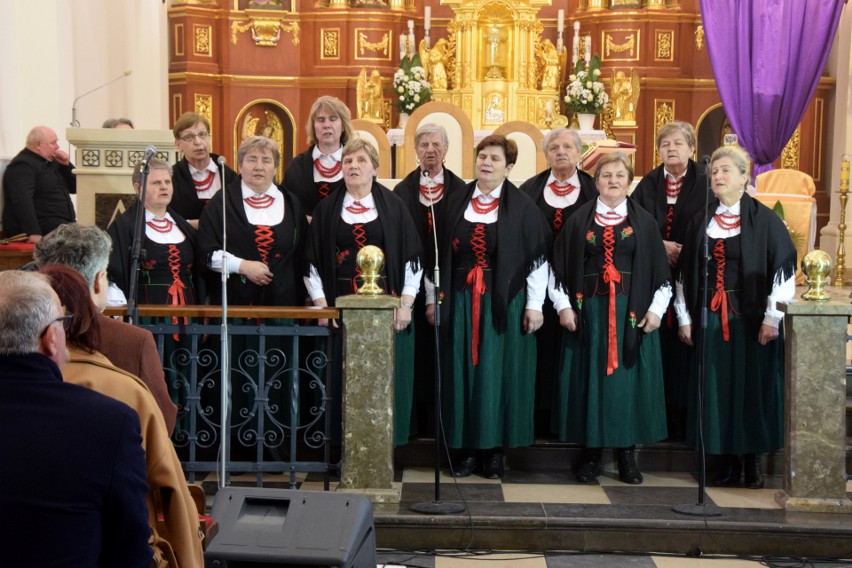 W kościele w Daleszycach wystąpiło 13 laureatów.
