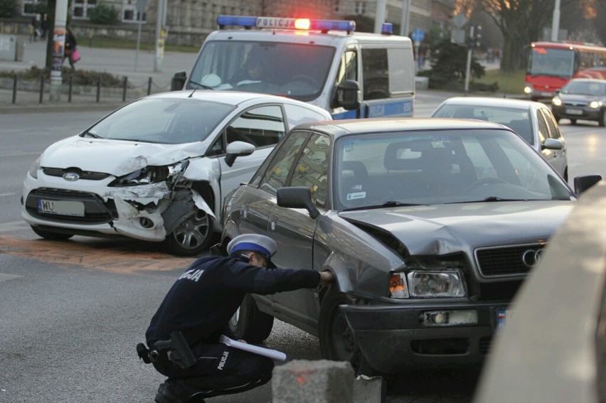 Wrocław: Wypadek na rondzie Reagana. Zderzyły się cztery samochody (ZDJĘCIA)