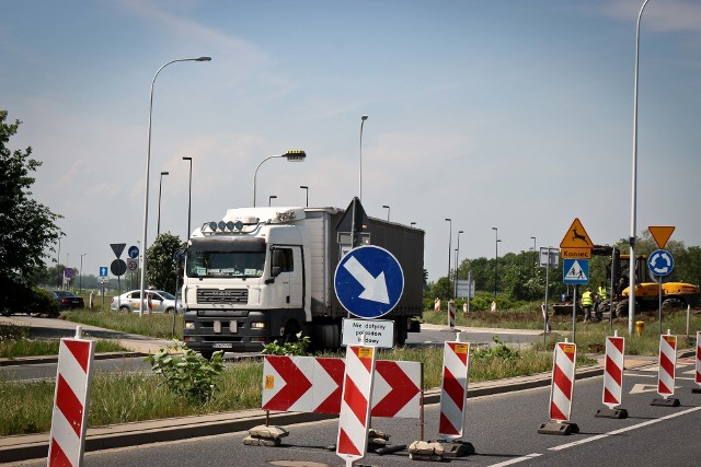 Prawdopodobnie jeszcze w tym miesiącu do użytku zostanie oddany fragment obwodnicy Leśnicy od ul. Średzkiej do Piołunowej, co umożliwi kierowcom dojazd do lotniska i dalej do Granicznej. Korki jednak nie znikną, a tylko przeniosą się z ul. Średzkiej na Jerzmanowską i Graniczną. Już teraz trwa remont ronda przy lotnisku, a w poniedziałek rondo przy zjeździe z autostradowej obwodnicy Wrocławia zajmą drogowcy. N/z rondo na ulicy Granicznej przy lotnisku.