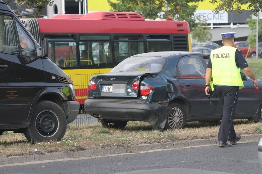 Dwa wypadki koło Korony. Cztery auta zderzyły się, bo kierowca się zagapił? 