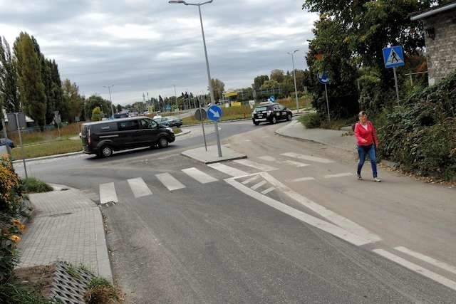 Ulica Batorego w Toruniu. W tym miejscu chodniki się kończą, piesi zaś nie mają wyjścia - muszą wejść na jezdnię
