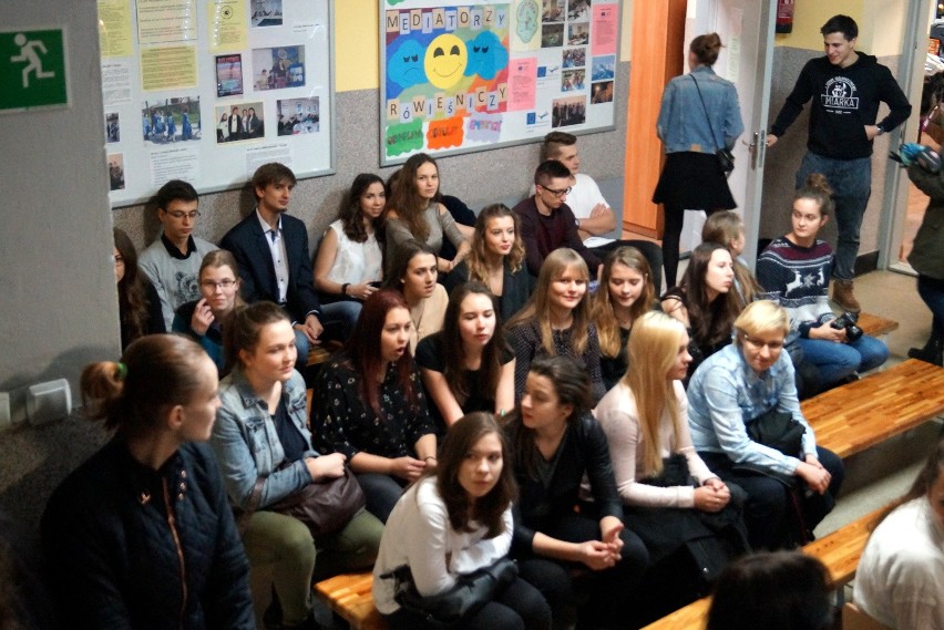 Wspaniały gest absolwentów mikołowskiego gimnazjum. Okazali solidarność ze swoimi nauczycielami