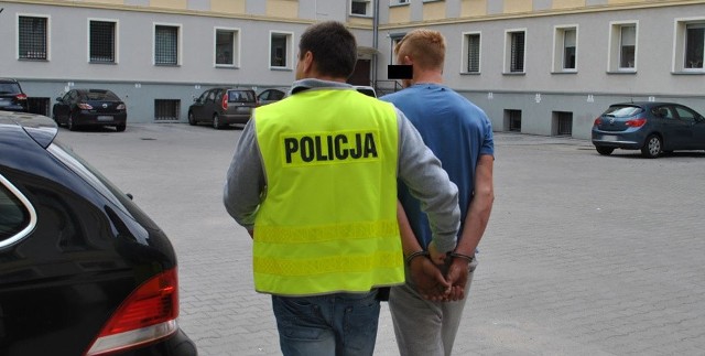 Policjanci z Sulechowa ścigali kierującego renault. 19-latek nie zatrzymał się do kontroli, a uciekając rozbił bramę wjazdową na posesję. Miał przy sobie narkotyki. Mężczyzna trafił do policyjnej celi.Wszystko wydarzyło się niedzielę 1 września około godz. 5.20. Policjanci z sulechowskiej patrolówki zauważyli na jednym z parkingów kierującego renault. Młody kierowca cofając stworzył zagrożenie dla innego pojazdu. Mundurowi postanowili go zatrzymać. Włączyli sygnały świetlne i dźwiękowe. - Kierujący jednak nie reagował i na widok policjantów zaczął uciekać – mówi podinsp. Małgorzata Stanisławska, rzeczniczka zielonogórskiej policji .Policjanci ruszyli w pościg. Podczas pościgu kierujący nagle skręcił na teren jednej z posesji, rozbijając bramę wjazdową. Tam zorientował się, że nie ma możliwości wyjazdu. Próbował jeszcze uciekać pieszo. - Policjanci jednak bez trudu go dogonili i zatrzymali – mówi podinsp. Stanisławska.Kierującym, który nie zatrzymał się do kontroli, okazał się 19-letni mieszkaniec gminy Kargowa. Mężczyzna nie był wcześniej notowany. Po zatrzymaniu zachowywał się irracjonalnie. Policjanci podejrzewali, że może być pod wpływem narkotyków. Ich podejrzenia potwierdziły się. Badanie narkotestem wykazało, że mężczyzna był pod wpływem amfetaminy. - Ponadto podczas przeszukania policjanci znaleźli przy nim trzy woreczki strunowe z marihuaną – informuje podinsp. Stanisławska.19-latek usłyszał zarzuty niezatrzymania się do kontroli, kierowania pod wpływem narkotyków i posiadania narkotyków. Grozi mu teraz kara do nawet 5 lat więzienia. Mężczyzna odpowie także za spowodowanie kolizji i stworzenie zagrożenia w ruchu drogowym.Zobacz też wideo: Trafiła do szpitala po zażyciu narkotyków. 14-latka walczy o życiePrzeczytaj też:  Naćpany kierowca peugeota wracał z dyskoteki w Zielonej Górze. Spowodował wypadek. Pięć osób rannych