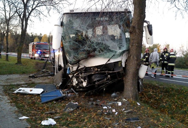 Wypadek autokaru z weselnikami w Firleju: 17 osób rannych