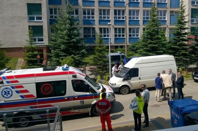 Policja znalazła w furgonetce dwa zakrwawione ciała. Prawdopodobnie miały poderżnięte gardła