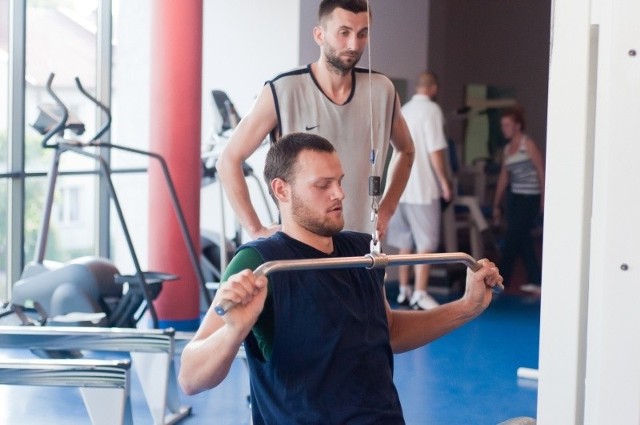 Szymon Łukasiak (w ciemnej koszulce) i Michał Marciniak podczas przedpołudniowych zajęć na siłowni.