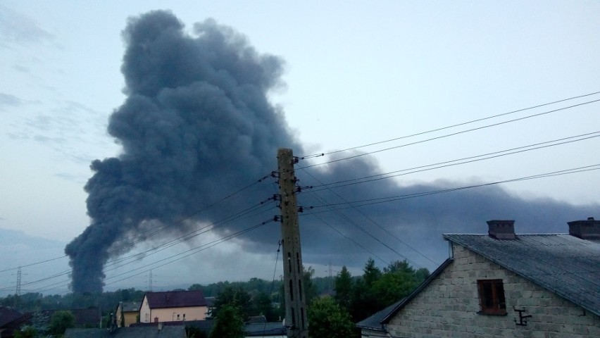 Gigantyczny pożar składowiska opon w Trzebini. Słup dymu i ognia widać było z wielu kilometrów