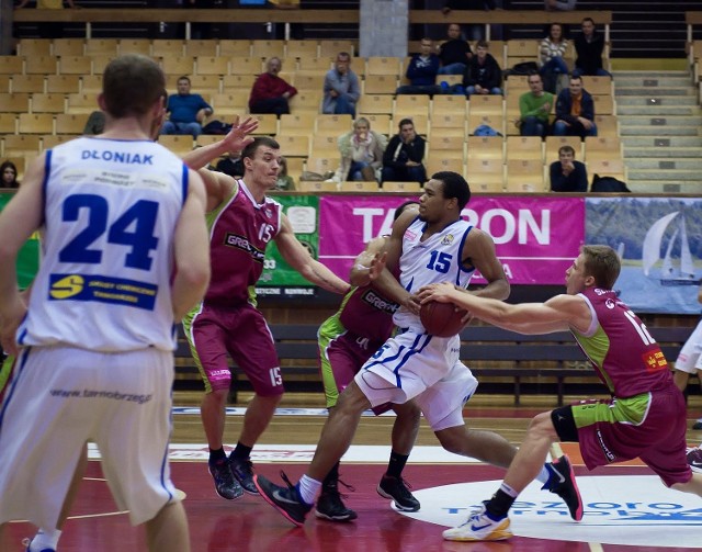 W piątkowy wieczór koszykarze Jeziora Tarnobrzeg (na zdjęciu z piłką Xavier Alexander) zmierzą się w meczu 19. kolejki Tauron Basket Ligi z Polpharmą Starogard Gdański.