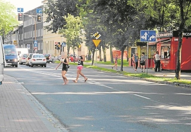 Na tym odcinku ulicy Piłsudskiego piesi nagminnie łamią przepisy, bo nie chce im się  iść kilkadziesiąt metrów do zebry