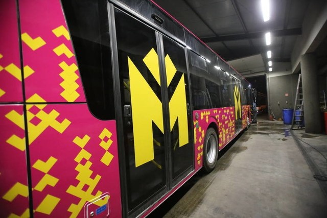 Żółty będzie przeznaczony dla regularnych linii autobusowych; fuksja - liniom specjalnym, czyli np. autobusom na lotnisko; tramwaje pozostaną czerwone, a trolejbusy będą żółto-zielone.