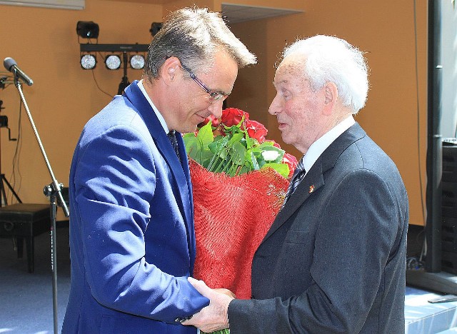 Eckehardt Gärtner otrzymał od prezydenta Zielonej Góry Janusza Kubickiego m.in. wielki bukiet kwiatów.