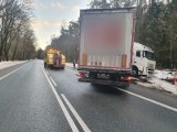 Utrudnienia w okolicach Kołobrzegu. Ciężarówka blokowała drogę [ZDJĘCIA]