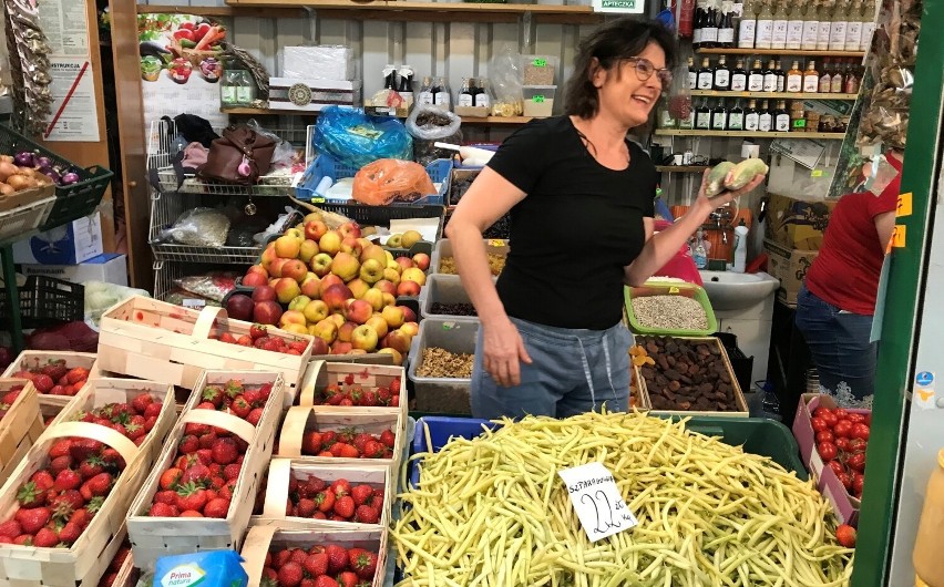 Ile trzeba zapłacić za warzywa i owoce w Chełmie? Sprawdziliśmy ceny na bazarze przy Placu Kupieckim - zobacz zdjęcia