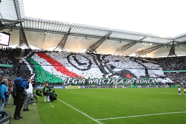 Oprawa meczu Legia - Śląsk. Duże opóźnienie z powodu pirotechniki