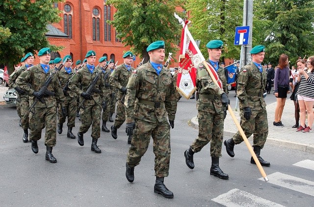 Przemarsz Kompanii Honorowej Batalionu im. "Ziemi Świeckiej" . Żołonierze wyruszyli spod kościoła pw. św. Andrzej Boboli 