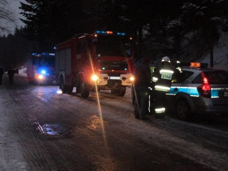 Sześć osób rannych w zderzeniu aut na górskiej drodze [ZDJĘCIA]