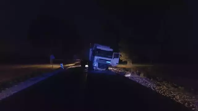 Na drodze krajowej nr 65 relacji Mońki - Knyszyn doszło do wypadku z udziałem 2 samochodów: osobowego i ciężarowego.