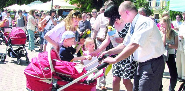 W maju burmistrz Paweł Wolicki z wielką pompą rozdawał na dębickim rynku wózki. Jesienią pieniądze się skończyły i więcej prezentów nie będzie.