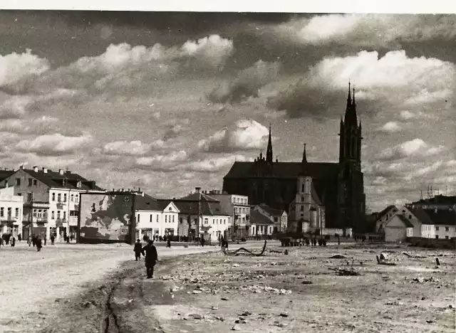 Zdjęcie Rynku Kościuszki wykonane w czasie okupacji niemieckiej w latach 1941-1944. Po prawej stronie widoczny zachowany jeszcze gmach dawnego klasztoru Sióstr Miłosierdzia.