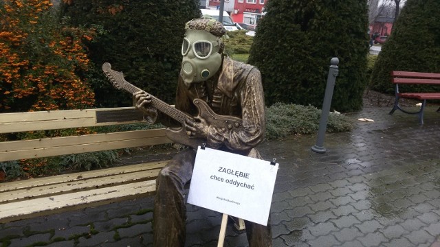 Zagłębiowski Alarm Smogowy ostatnio w maski ubrał pomniki w Zagłębiu, m.in. postać Jimiego Hendriksa w Dąbrowie