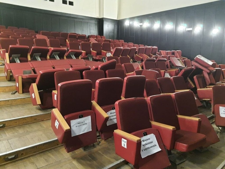 Tak wyglądają peerelowskie fotele z więcborskiego kina...