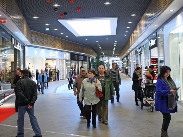 Od godziny 9 w CH Jantar można było robić zakupy w nowych sklepach.